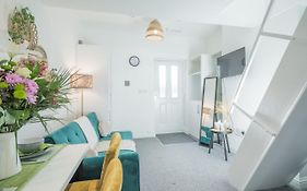 Cosy Two Bed Apartment For Family And Contractors Milton Keynes By O&J Real Estate